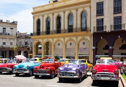 TOUR DELLA CITTÀ CON PRANZO E AUTO D'EPOCA (2 ORE) Dal centro storico